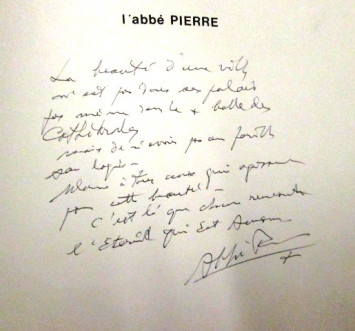Signature de l'Abbé Pierre dans le livre d'or de la Ville - Archives municipales de Lille