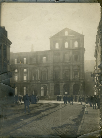 Photographie des ruines de l'Hôtel de Ville, incendié le 23 avril 1916