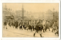 Lille. - Prisonniers de guerre français défilant sur la Grand'Place