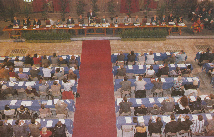 Photographie de la séance d’installation des conseils de quartier le 15 octobre 1989  Archives municipales de Lille - 4D2/115