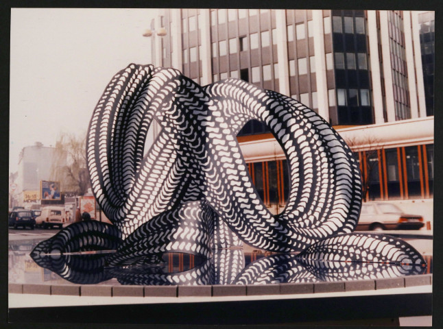 Sculpture de la SOLIDARITE dit l'anneau de Moebius, installation : photographie, schémas, coupures de presse, correspondance.