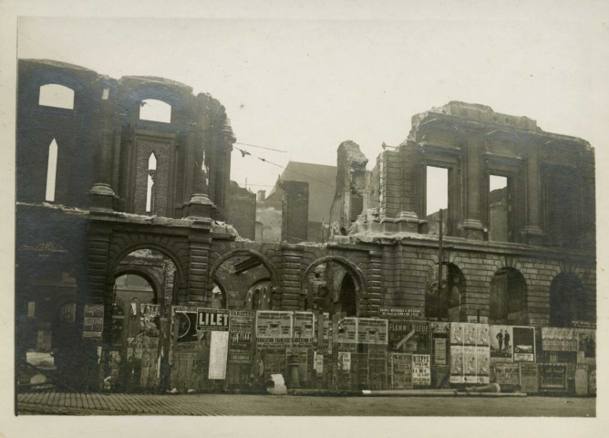 Album de photographies des ruines de l'Hôtel de Ville, incendié le 23 avril 1916