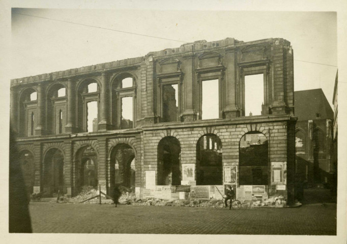 Album de photographies des ruines de l'Hôtel de Ville, incendié le 23 avril 1916