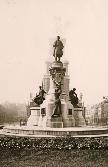 Photographie du monument Pasteur, place Philippe Lebon - Archives municipales de Lille - 6D/23