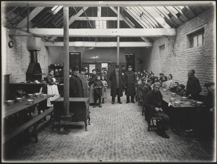 Réfectoire d’une cuisine des fourneaux économiques de la Ville de Lille en 1913 - Musée de l’Hospice Comtesse - Fonds Pasquero - 972.44.323