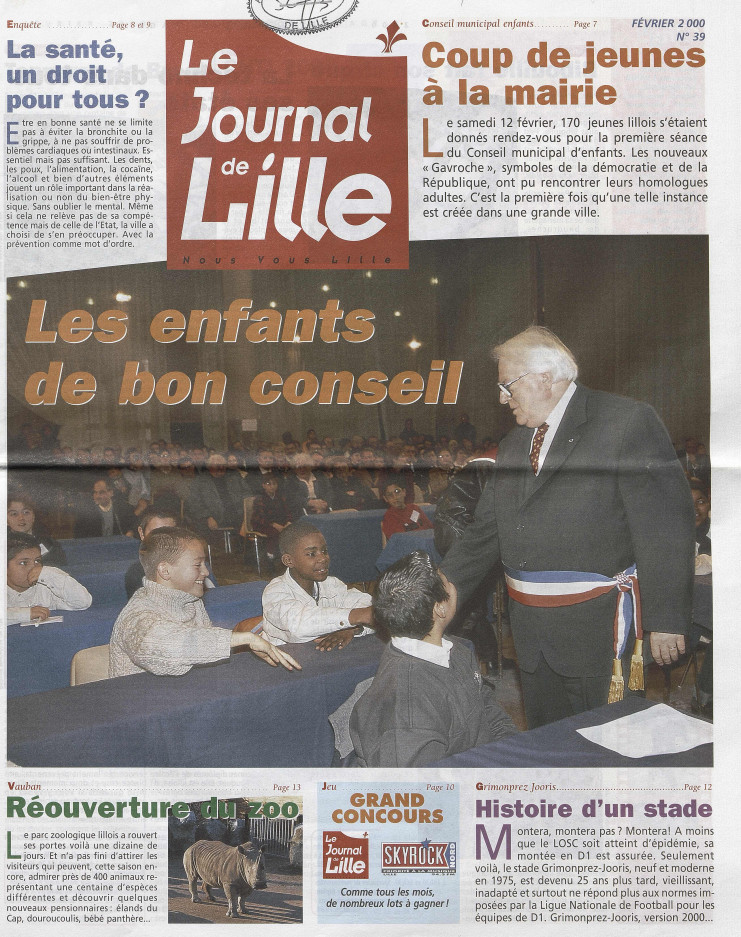 Une du "Journal de Lille" de février 2000 sur la première séance  du Conseil municipal des enfants. Archives municipales de Lille - 1C8/3/2