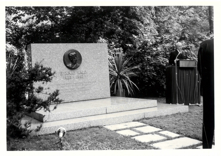 Stèle en mémoire d’Edouard Lalo inaugurée au jardin Vauban en 1968 - Archives municipales de Lille - 1M2/105