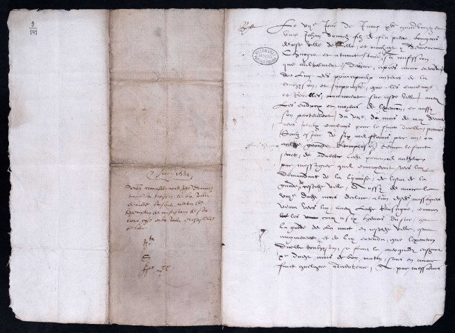 Sentence criminelle prononcée contre Jean Drumez, marchand de Lille, pour crime de haute trahison, le condamnant à être conduit sur une claie par le marché jusqu'à la maison échevinale devant laquelle était dressé l'échafaud sur lequel il devait être décapité puis pendu au gibet par les pieds, sa tête devant être fichée à la Porte des Malades sur un fût de lance et ses biens confisqués sauf ceux qui étaient situés dans la châtellenie de Lille, bénéficiant du droit de non-confiscation (7 juin 1581).