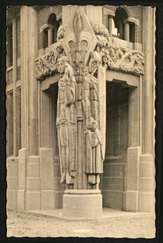 Les géants Lydéric et Phinaert sculptés au pied du beffroi. Archives municipales de Lille - 7Fi/16