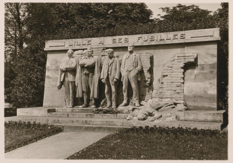 Photographie du monument aux fusillés lillois. Archives municipales de Lille - 6D/23