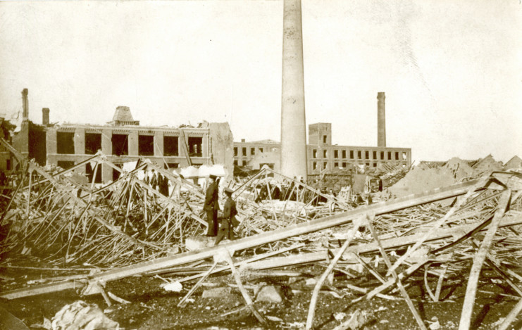 Les destructions suite à l'explosion du dépôt de munitions des 18 ponts en janvier 1916. Bibliothèque municipale de Lille - Album 15