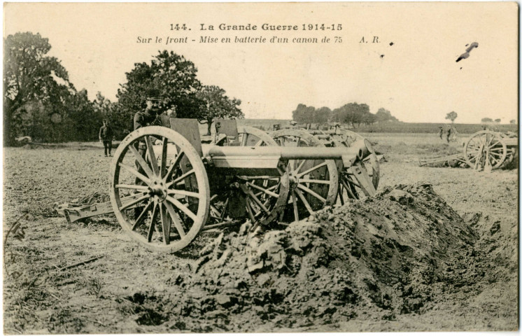 La Grande Guerre de 1914-15. - Mise en batterie d'un canon de 75