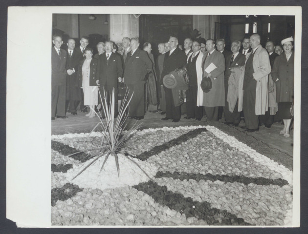 Expositions florales diverses. Hôtel de ville, vieille bourse, palais Rameau, défilés