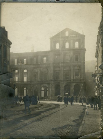 La mairie détruite au lendemain de l'incendie