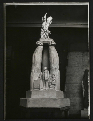Relations avec Charles Caby, statuaire : marchés, délibérations, photographie, devis, correspondance.
