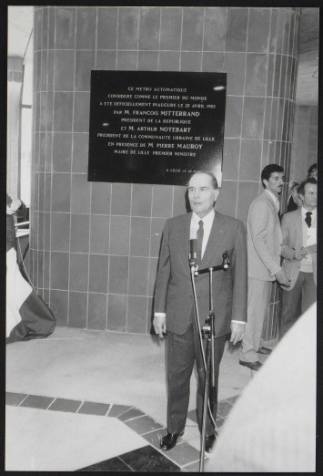 François Mitterrand prononçant un discours devant la plaque commémorative posée dans la station République à l’occasion de l’inauguration du métro le 25 avril 1983.  Archives municipales de Lille – 6K/1/21
