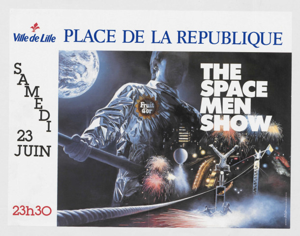 Place de la République. The Space men show.
