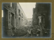 Photographie des ruines de l'Hôtel de Ville, incendié le 23 avril 1916