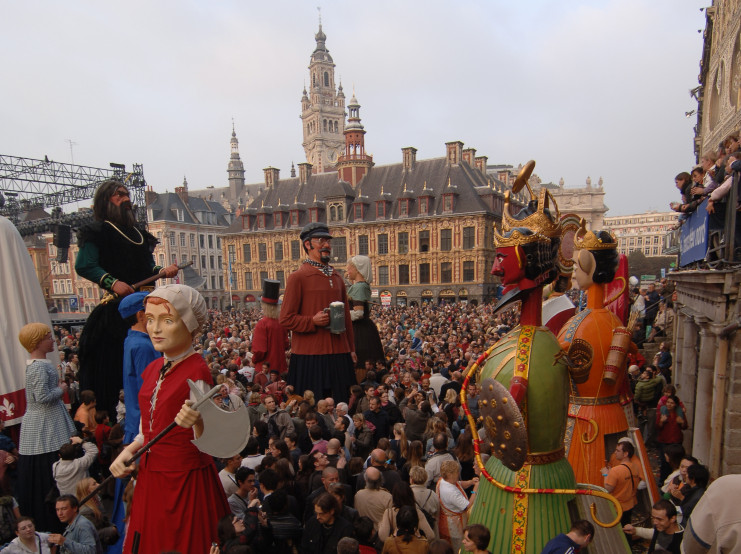 Les géants lillois sur la Grand Place à l'occasion de l'édition Bombaysers de Lille de Lille 3000. Daniel Rapaich - Dicom - Ville de Lille