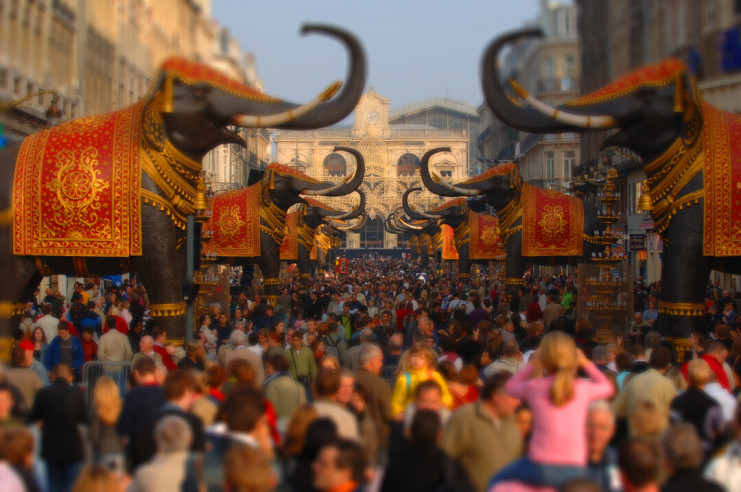 La grande arche des éléphants installée rue Faidherbe pour l'édition Bombaysers de Lille en 2006. Daniel Rapaich - Dicom - Ville de Lille