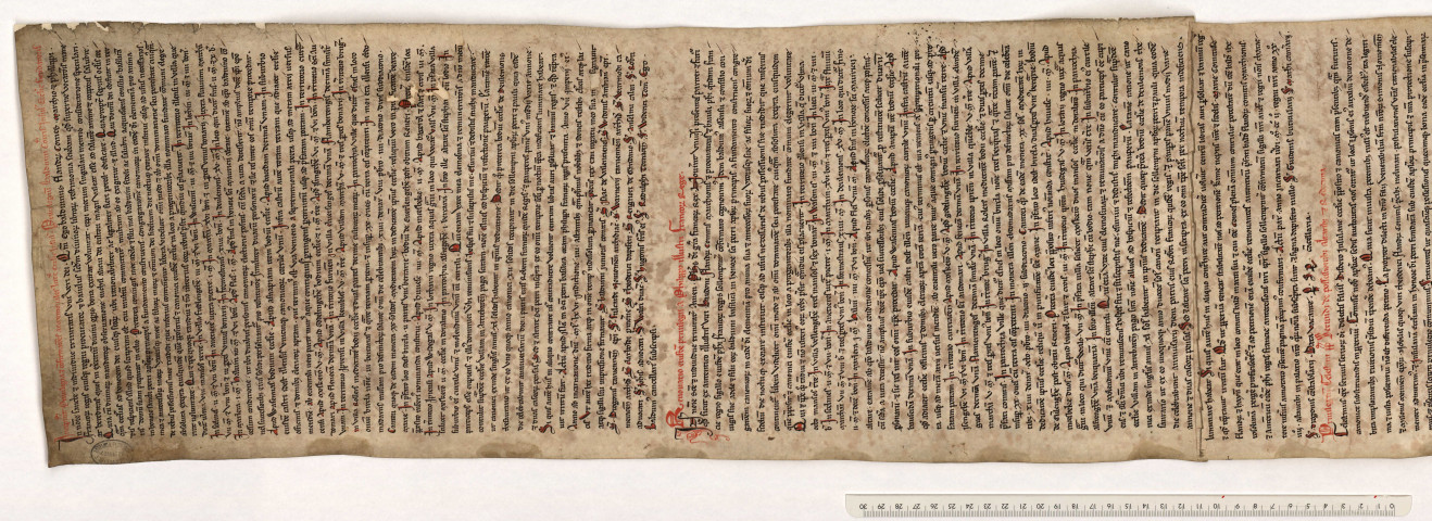 Rouleau de parchemin écrit au XIIIe siècle, contenant les privilèges du Chapitre Saint-Pierre.