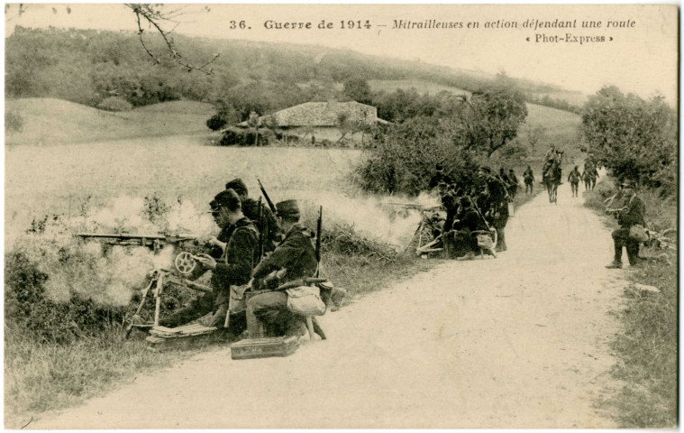 Guerre de 1914. - Mitrailleuses en action défendant une route de campagne pendant la Première Guerre mondiale