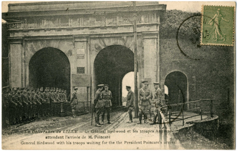 La délivrance de Lille. - Le général Birdwood et les troupes anglaises attendant l'arrivée de M. Poincaré