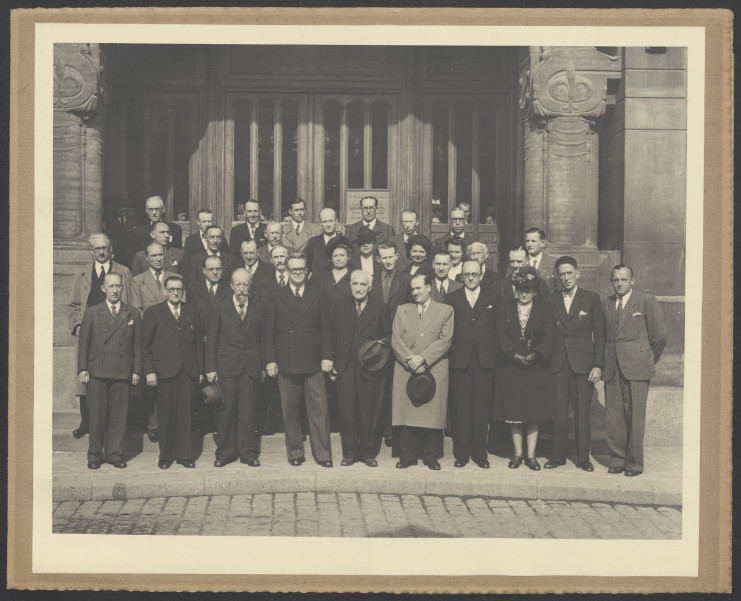 Photographie des conseillers municipaux et conseillères municipales élus en mai 1945. Archives municipales de Lille - 1D/4/89