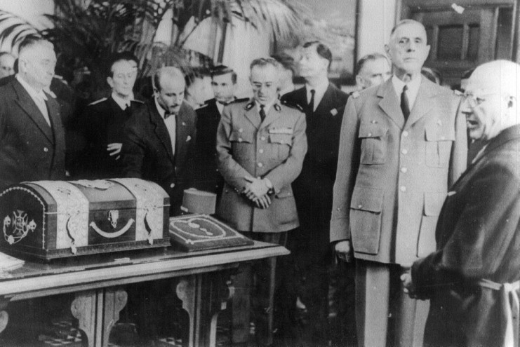 Charles de Gaulle lors de la remise de la médaille de la ville par le maire Augustin Laurent - Archives municipales de Lille -  4D/7/32
