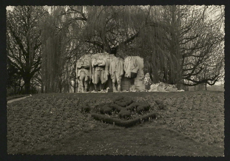 Les restes du monument aux fusillés installés square Daubenton aprés la Seconde Guerre mondiale. Archives municipales de Lille - 1M/2/30