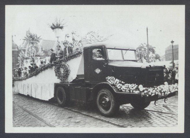 Expositions florales diverses. Hôtel de ville, vieille bourse, palais Rameau, défilés