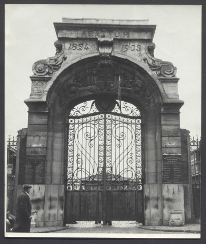 Descriptif détaillant l'origine de propriété, photographie, négatifs, plans, rapport, nouvelle réglementation de l'abattage des porcs et des chevaux à l'abattoir de Lille, présentation du Centre régional moderne d'abattage et de commercialisation en gros des viandes de Lille, articles de presse, affiche, correspondance.