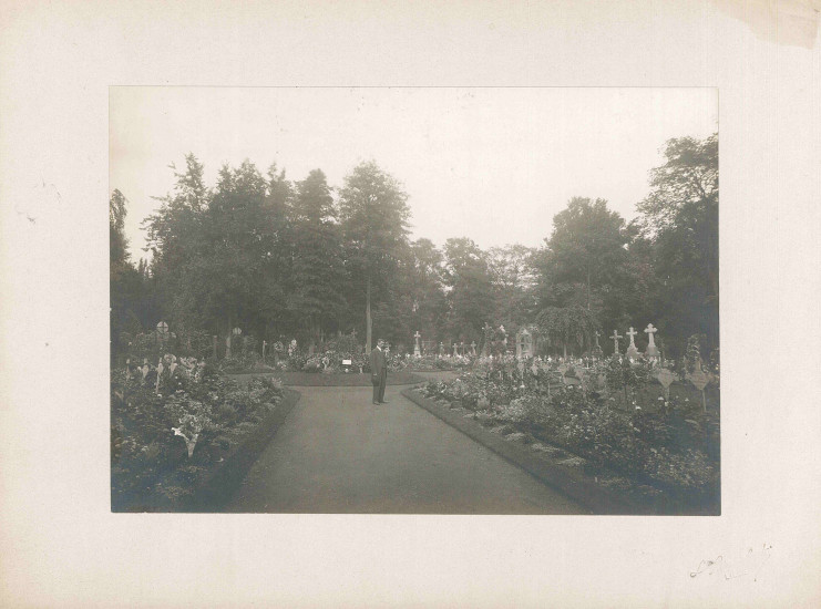 Photographie des tombes des soldats français décédés lors du siège de Lille  et inhumés au cimetière du Sud - Archives municipales de Lille - 4H/255-2