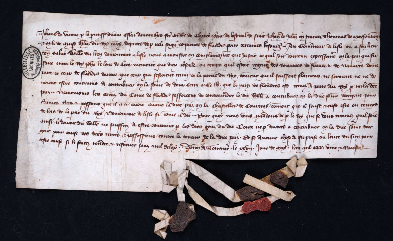 Mandement adressé à la Gouvernance de Lille par Jean de Vienne, élu d'Avranches, Guillaume de Ghitry, prieur de Saint-Jean de Jérusalem, Thomas de Marfontaine et Milon de Maisy, chevaliers, députés du roi en Flandre, leur enjoignant de ne pas contraindre Guillaume Du Leen, demeurant à Lille, à participer à la contribution de 200.000 livres exigée de la Flandre s'il est prouvé que ce personnage tenait le parti français lors du traité passé par Philippe le Bon avec les rebelles (27 mai 1329).
