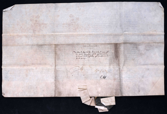 Mandement de Maximilien, duc de Bourgogne, adressé à divers personnages et à des échevinages dont celui de Lille, pour la ratification du traité de Sentis et pour les conférences devant se tenir à Lille, le 15 avril (24 mars 1483).