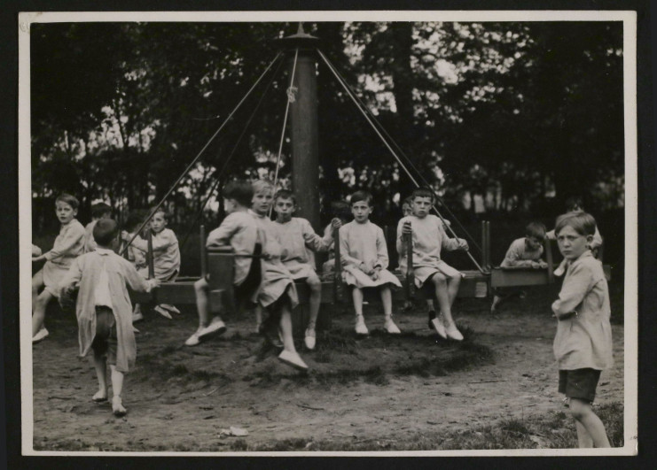 Enfants jouant sur le terrain d'un centre de vacances - Archives municipales de Lille - 1R5/44/1
