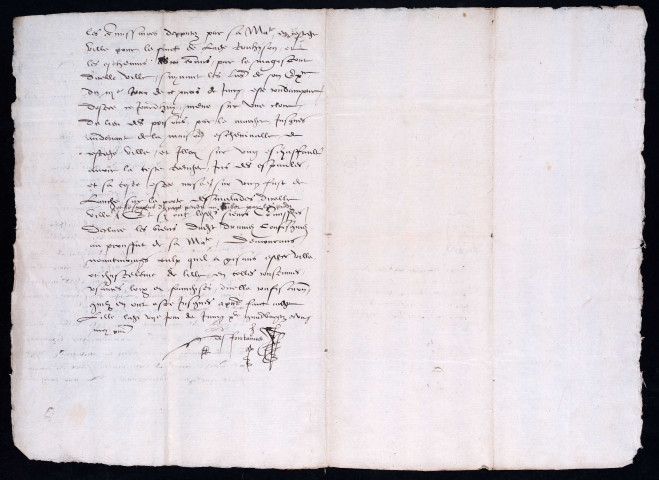 Sentence criminelle prononcée contre Jean Drumez, marchand de Lille, pour crime de haute trahison, le condamnant à être conduit sur une claie par le marché jusqu'à la maison échevinale devant laquelle était dressé l'échafaud sur lequel il devait être décapité puis pendu au gibet par les pieds, sa tête devant être fichée à la Porte des Malades sur un fût de lance et ses biens confisqués sauf ceux qui étaient situés dans la châtellenie de Lille, bénéficiant du droit de non-confiscation (7 juin 1581).