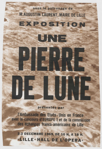 Hall de l'Opéra. Une pierre de lune. Exposition présentée par l'ambassade des Etats-Unis en France avec le concours d'Europe 1 et de la commission des échanges Franco-Américains de Lille.