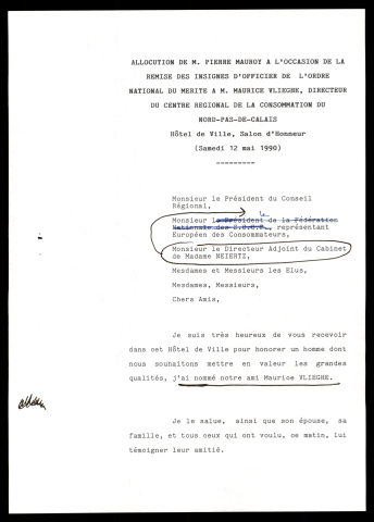 Remise des insignes de chevalier dans l'ordre national du Mérite à M. Maurice Vlieghe, directeur du centre régional de la consommation du Nord-Pas-de-Calais. (Lille)